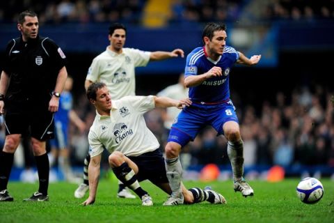 LONDON, ENGLAND - FEBRUARY 19:  Frank Lampard of Chelsea is challenged by Phil Jagielka of Everton during the FA Cup sponsored by E.ON 4th round replay match between Chelsea and Everton at Stamford Bridge on February 19, 2011 in London, England.  (Photo by Jamie McDonald/Getty Images)