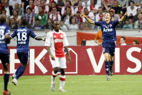 FC Twente Enschede's player Luuk de Jong (R) reacts after scoring a goal against Ajax in Amsterdam on July 31, 2010. AFP PHOTO/ANP/VINCENT JANNINK netherlands out - belgium out (Photo credit should read TOUSSAINT KLUITERS/AFP/Getty Images)(Photo Credit should Read /AFP/Getty Images)