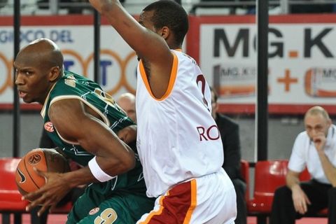 Union Olimpija's US forward William Kendrick Gregory (L) vies with Virtus Lottomatica's US forward Darius Washington during their men's Basketball Euroleague group F, game 1, in Rome's Palalottomatica on January 20, 2011. AFP PHOTO / ANDREAS SOLARO (Photo credit should read ANDREAS SOLARO/AFP/Getty Images)