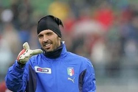 Italy's goalkeeper Gianluigi Buffon smiles during a training session for the upcoming Euro 2008 qualifying soccer match against Scotland at the San Nicola stadium in Bari March 27, 2007.  REUTERS/Alessandro Bianchi   (ITALY)