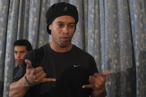 Brazilian soccer player Ronaldinho gestures during a news conference at Copacabana Palace hotel in Rio de Janeiro, January 6, 2011. Former FIFA world player of the year Ronaldinho has permission to talk to Brazilian teams about a return home, his club AC Milan said on Thursday.
 REUTERS/Bruno Domingos (BRAZIL - Tags: SPORT SOCCER)