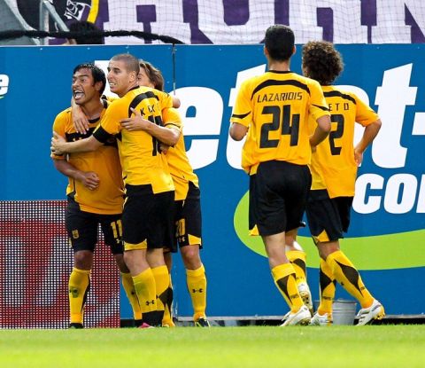 GEPA-26081064005 - WIEN,AUSTRIA,26.AUG.10 - FUSSBALL - UEFA Europa League, Play-Off, FK Austria Wien vs Aris Thessaloniki. Bild zeigt den Jubel von Aris mit Nikos Lazaridis und Darcy Dolce Neto (Aris). Foto: GEPA pictures/ Christian Ort