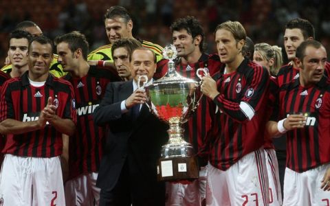  Il presidente del Milan, Silvio Berlusconi, posa con la coppa del Trofeo Luigi Berlusconi, vinta dal Milan contro la Juventus allo stadio Meazza di Milano il 17 agosto 2007 . ANSA/MATTEO BAZZI/DRN