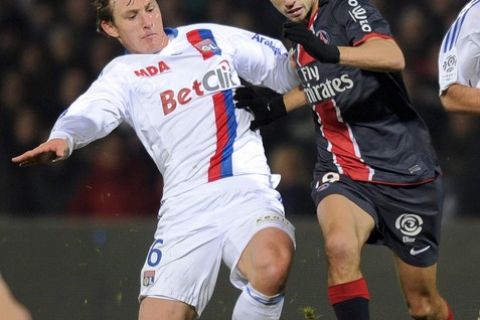 Paris Saint-Germain's Brazilian midfielder Nene (R) fights for the ball with Lyon's Swedish midfielder Kim Kallstrom (L) during the French L1 football match Lyon vs Paris Saint-Germain on November 28, 2010 at the Gerland stadium in Lyon.  AFP PHOTO / JEAN-PIERRE CLATOT (Photo credit should read JEAN-PIERRE CLATOT/AFP/Getty Images)