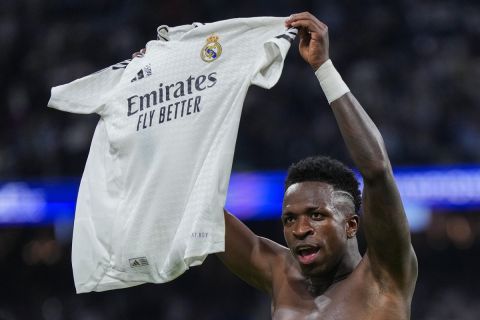 Real Madrid's Vinicius Junior celebrates after scoring his side's fourth goal during the Champions League opening phase soccer match between Real Madrid and Borussia Dortmund at the Santiago Bernabeu stadium in Madrid, Tuesday, Oct. 22, 2024. Vinicius scored a hat-trick in Real Madrid's 5-2 victory. (AP Photo/Manu Fernandez)