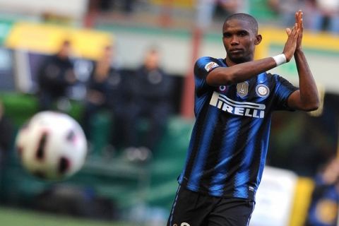 MILAN, ITALY - MARCH 20:  Samuel Eto'o of Inter Milan applauds during the Serie A match between FC Internazionale Milano and Lecce at Stadio Giuseppe Meazza on March 20, 2011 in Milan, Italy.  (Photo by Tullio M. Puglia/Getty Images)