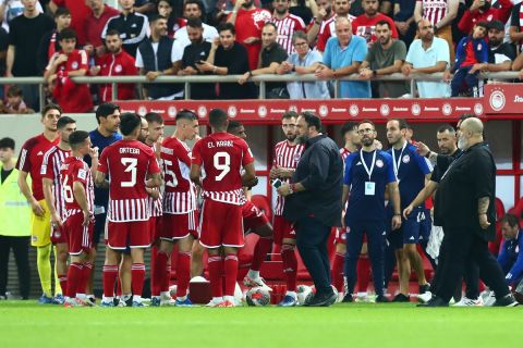 Ο Βαγγέλης Μαρινάκης συνομιλεί με τους παίκτες του Ολυμπιακού μετά από τη διακοπή στο ντέρμπι με τον Παναθηναϊκό | 23 Οκτωβρίου 2023