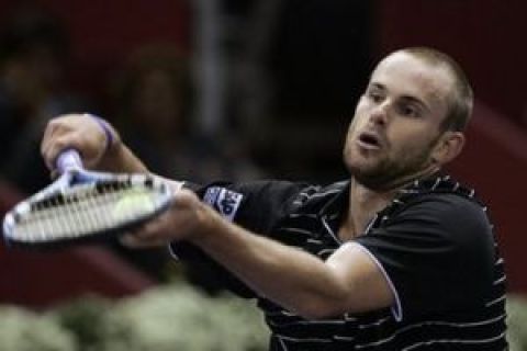 Andy Roddick of the U.S. serves, on his way to beating Tommy Robredo of Spain 6-3, 6-4 during a tennis match at the Madrid Masters in Madrid Wednesday Oct. 15, 2008. (AP Photo/Paul White)