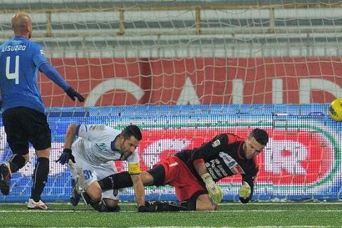 pellissier realizza la rete dello 0-1 pre il Chievo durante la partita di calcio di serie A TIM NOVARA-CHIEVO disputata presso lo stadio Silvio Piola dI Novara oggi 2 Febbraio 2012.
ANSA/FABIO BOZZANI