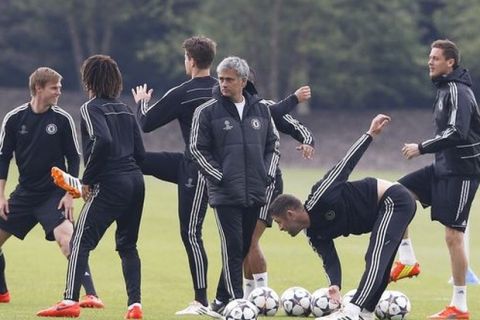 Chelsea manager Jose Mourinho watches his players stretch during a training session at Cobham in England, Tuesday, April 29, 2014. Chelsea will play a Champions League semifinal second leg soccer match against Atletico Madrid on Wednesday. (AP Photo/Kirsty Wigglesworth) Britain Soccer Champions League