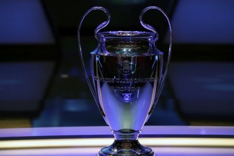 Το τρόπαιο του Champions League κατά τη διάρκεια κλήρωσης