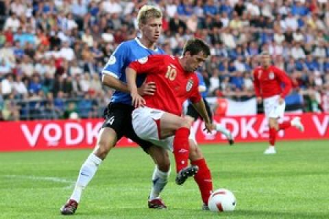 England's Michael Owen (R) vies with Estonia's Ragnar Klavan (L) during their Euro 2008 qualifying match in Tallinn, 06 June 2007. AFP PHOTO/CHRIS YOUNG (Photo credit should read CHRIS YOUNG/AFP/Getty Images)