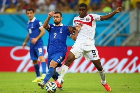 RECIFE, BRAZIL - JUNE 29: Joel Campbell of Costa Rica challenges Giannis Maniatis of Greece during the 2014 FIFA World Cup Brazil Round of 16 match between Costa Rica and Greece at Arena Pernambuco on June 29, 2014 in Recife, Brazil.  (Photo by Paul Gilham/Getty Images)