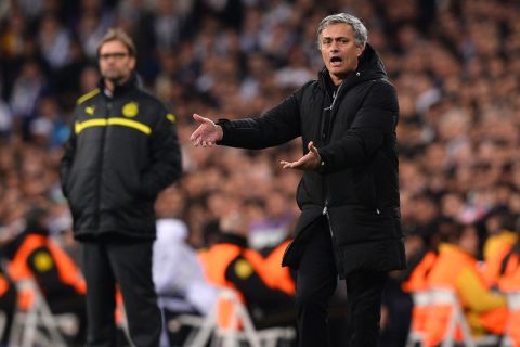 MADRID, SPAIN - APRIL 30:  Head coach Jose Mourinho of Real Madrid gives instructions during the UEFA Champions League Semi Final Second Leg match between Real Madrid and Borussia Dortmund at Estadio Santiago Bernabeu on April 30, 2013 in Madrid, Spain.  (Photo by Mike Hewitt/Getty Images)