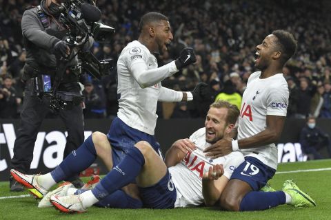 Harry Kane of Tottenham Hotspur celebrates scoring with Ryan Sessegnon of Tottenham Hotspur and Emerson Royal of Tottenham Hotspur during the Premier League match between Tottenham Hotspur and Liverpool at Tottenham Hotspur Stadium, White Hart Lane, England on 19 December 2021. PUBLICATIONxNOTxINxUK Copyright: xVincexMignottx PMI-4633-0120 