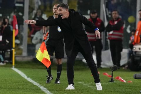 Chile's coach Eduardo Berizzo reacts during a qualifying soccer match against Colombia for the FIFA World Cup 2026 at Monumental stadium in Santiago, Chile, Tuesday, Sept. 12, 2023. (AP Photo/Esteban Felix)