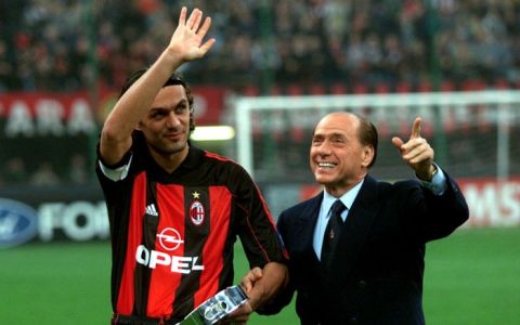 - Paolo Maldini premiato dal presidente del Milan  Silvio Berlusconi il 18 ottobre 2000 .  FERRARO /ANSA/JI