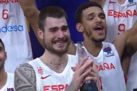 EuroBasket 2022: Πλάνταξε στο κλάμα ο Χουάντσο Ερνανγκόμεθ στη βράβευση του αδελφού του