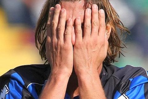 Il capitano dell'Atalanta, Cristiano Doni, in una immagine del 19 ottobre 2009. Il Procuratore federale Stefano Palazzi ha chiesto 3 anni e 6 mesi di squalifica per il calciatore dell'Atalanta nel corso del processo presso la Commissione Disciplinare della Figc. Tre anni di squalifica sono stati richiesti anche per il compagno di squadra, Thomas Manfredini, mentre per l'Atalanta la richiesta e' di una penalizzazione di 7 punti nella prossima serie A. ANSA/FILIPPO VENEZIA