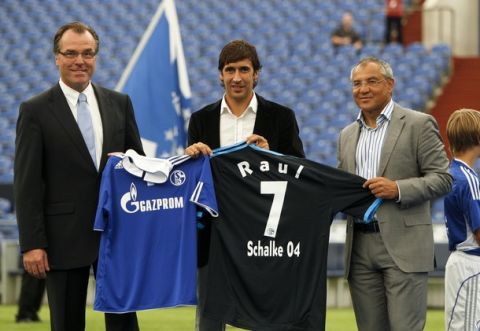 Former Real Madrid player Raul (C) and CEO of Bundesliga soccer club Schalke 04, Clemens Toennies (L), and Schalke manager Felix Magath hold Raul's new team shirts as he is presented to the media at the Schalke Arena in Gelsenkirchen, July 28, 2010.  REUTERS/Thomas Peter  (GERMANY - Tags: SPORT SOCCER)