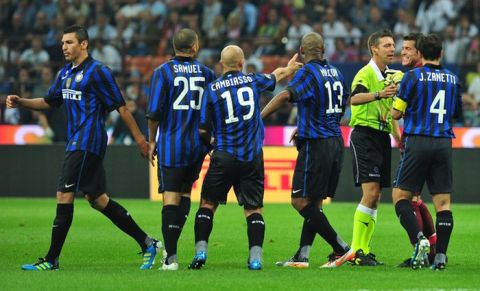 Inter Milan players argue with Italian referee Gianluca Rocchi (3rdR) after he shown a red card to Inter Milan's Nigerian midfielder Joel Obi (unseen) during the Italian serie A football match Inter Milan vs Napoli, at San Siro stadium in Milan on October 1, 2011. Inter Milan coach Claudio Ranieri blasted referee Gianluca Rocchi after his team were beaten 3-0 at home by Napoli in a match they finished with 10 men. Inter had Joel Obi sent off in the first half for a second yellow card while Ranieri himself also saw red after raging at the referee at the break. Television replays showed Obi's first yellow was given for a good tackle while his second, which resulted in a penalty, was for a foul that happened outside the box.   AFP PHOTO/ ALBERTO PIZZOLI (Photo credit should read ALBERTO PIZZOLI/AFP/Getty Images)