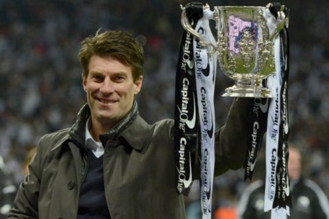 Swansea City's manager Michael Laudrup poses for a photograph with the trophy after defeating Bradford City in their English League Cup final soccer match at Wembley Stadium in London February 24, 2013.      REUTERS/Nigel Roddis (BRITAIN  - Tags: SPORT SOCCER CAPITAL ONE CUP) FOR EDITORIAL USE ONLY. NOT FOR SALE FOR MARKETING OR ADVERTISING CAMPAIGNS.  NO USE WITH UNAUTHORIZED AUDIO, VIDEO, DATA, FIXTURE LISTS, CLUB/LEAGUE LOGOS OR 'LIVE' SERVICES. ONLINE IN-MATCH USE LIMITED TO 45 IMAGES, NO VIDEO EMULATION. NO USE IN BETTING, GAMES OR SINGLE CLUB/LEAGUE/PLAYER PUBLICATIONS.