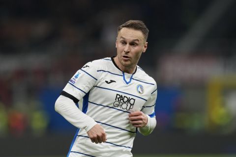 Atalanta's Teun Koopmeiners runs during the Serie A soccer match between AC Milan and Atalanta at the San Siro stadium, in Milan, Italy, Sunday, Feb. 25, 2024. (AP Photo/Antonio Calanni)