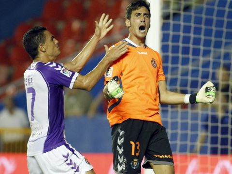 Partido de Liga entre el Levante y el Valladolid en el Ciudad de Valencia. En la imagen, Mariño celebra su parada en el penalti. 

Spanish League match between Levante and Valladolid. In this picture, Mariño celebrates after saving a penalty.