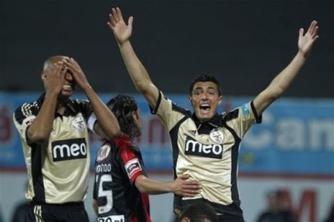 Benfica's Oscar Cardozo, right, from Paraguay, and Luisao, from Brazil, react during their Portuguese league soccer match against Olhanense at the Jose Arcanjo stadium in Olhao, southern Portugal, Friday, March 23, 2012. The match ended in a draw 0-0. (AP Photo/Francisco Seco)