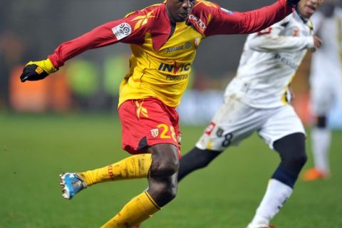 Lens' forward Kanga Gauthier Akale (L) vies with Sochaux's Brazilian defender Carlao (R) during their French L1 football match Lens vs Sochaux, on February 19, 2011 at Felix Bollaert stadium in Lens, northern France. AFP PHOTO PHILIPPE HUGUEN (Photo credit should read PHILIPPE HUGUEN/AFP/Getty Images)