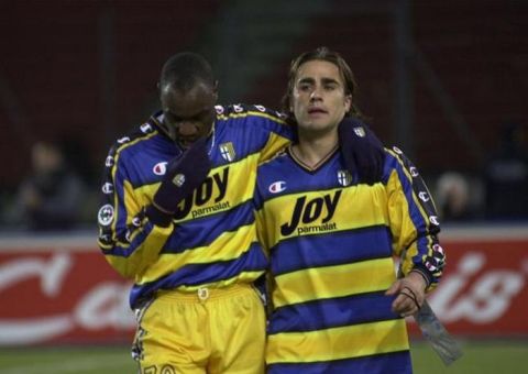 UDINE 2 DICEMBRE 2001 CALCIO UDINESE PARMA - ANTEPRIMA UDINE 1 DICEMBRE 2001 UDINESE-  PARMA MBOMA E CANNAVARO ALLA FINE DELL' INCONTRO PERSO CON L'UDINESE TELEFOTO  COPYRIGHT FOTO AGENCY  ANTEPRIMA UDINE  (SERVIZIO VOSTRA RICHIESTA ALDO LIVERANI GASPORT SIGNATI)  - Fotografo: ANTEPRIMA