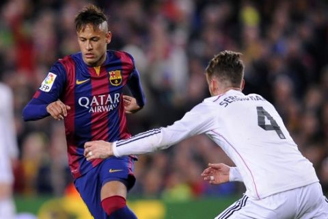 Barcelona's Neymar, left tries to get past Real Madrid's Sergio Ramos during a Spanish La Liga soccer match between FC Barcelona and Real Madrid at Camp Nou stadium, in Barcelona, Spain, Sunday, March 22, 2015. (AP Photo/Manu Fernandez)