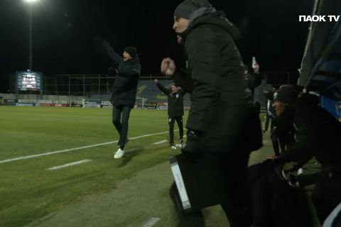 Ο πανηγυρισμός του Λουτσέσκου μετά το 3-1 του ΠΑΟΚ επί του Αστέρα