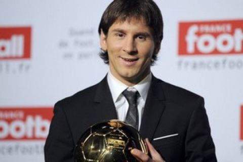 Barcelona's Argentinian forward Lionel Messi poses with his trophy after receiving the European footballer of the year award, the "Ballon d'Or" (Golden ball), on December 6, 2009 in Boulogne-Billancourt, outside Paris. AFP PHOTO / FRED DUFOUR