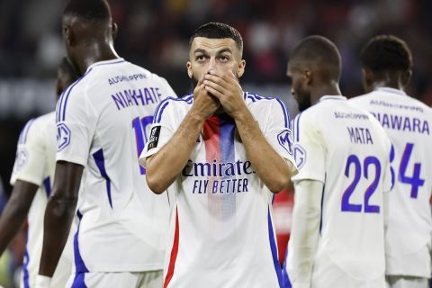 Lyon's Georges Mikautadze, center, reacts at the end of the French League One soccer match between Rennes and Lyon at the Roazhon Park stadium in Rennes, France, Sunday, Aug. 18, 2024. (AP Photo/Jeremias Gonzalez)