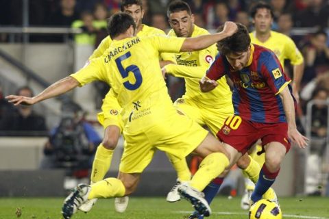 REFILE - CORRECTING SPELLING OF VILLARREAL

Barcelona's Lionel Messi (R) vies the ball against Villarreal's Carlos Marchena (L) during their Spanish first division soccer match at Camp Nou stadium in Barcelona, November 13, 2010. REUTERS/Albert Gea (SPAIN - Tags: SPORT SOCCER)