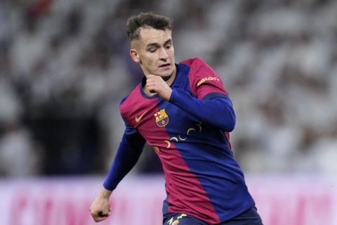 Barcelona's Marc Casado fights for the ball against Real Madrid's Eduardo Camavinga during a Spanish La Liga soccer match between Real Madrid and Barcelona at the Santiago Bernabeu stadium in Madrid, Spain, Saturday, Oct. 26, 2024. (AP Photo/Bernat Armangue)