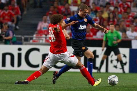 Benfica's Belgian midfielder Axel Tomas Witsel known as "Witsel" (L)vies with Manchester United's Scotish midfielder Darren Fletcher (L) during their UEFA Champions League, Group C, football match at the Luz Stadium in Porto on September 14, 2011. AFP PHOTO / PATRICIA DE MELO MOREIRA (Photo credit should read PATRICIA DE MELO MOREIRA/AFP/Getty Images)