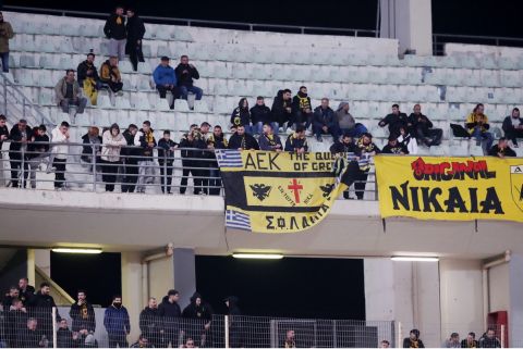 Οι φίλοι της ΑΕΚ στις εξέδρες του Πανθεσσαλικού