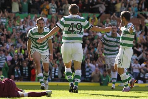 Celtic's James Forrest (C) celebrates with his team mates after scoring against Hearts during their Scottish Premier League soccer match in Glasgow, Scotland September 11, 2010.  REUTERS/David Moir (BRITAIN - Tags: SPORT SOCCER)