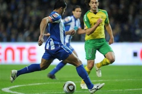 FC Porto's Givanildo 'Hulk' Souza,left, from Brazil goes for the ball to score his team's third goal against Naval in a Portuguese League soccer match at the Dragao Stadium in Porto, Portugal, Sunday, Jan. 16, 2011.(AP Photo/Paulo Duarte)