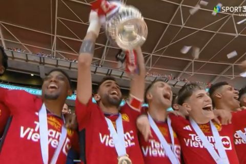 Οι παίκτες της Μάντσεστερ Γιουνάιτεντ υψώνουν το Κύπελλο Αγγλίας