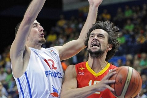 Nando De Colo (L) of France vies with Sergio Llull of Spain during their 2011 European championship second round group E, basketball game in Vilnius on September 11, 2011. AFP PHOTO / JANEK SKARZYNSKI (Photo credit should read JANEK SKARZYNSKI/AFP/Getty Images)