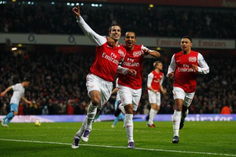 LONDON, ENGLAND - JANUARY 29:  Robin van Persie of Arsenal (L) celebrates with Theo Walcott (C) and Alex Oxlade-Chamberlain (R) as he scores their third goal from the penalty spot during the FA Cup with Budweiser Fourth Round match between Arsenal and Aston Villa at Emirates Stadium on January 29, 2012 in London, England.  (Photo by Paul Gilham/Getty Images)