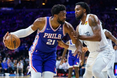 Joel Embiid, de los 76ers de Filadelfia, trata de eludir a Derrick Favors, del Thunder de Oklahoma City, en el encuentro del viernes 11 de febrero de 2022 (AP Foto/Chris Szagola)