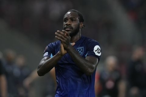 West Ham's Michail Antonio applauds the fans after the Group A Europa League soccer match between Olympiacos and West Ham at Georgios Karaiskakis stadium in the port of Piraeus, near Athens, Greece, Thursday, Oct. 26, 2023. Olympiacos won 2-1. (AP Photo/Thanassis Stavrakis)