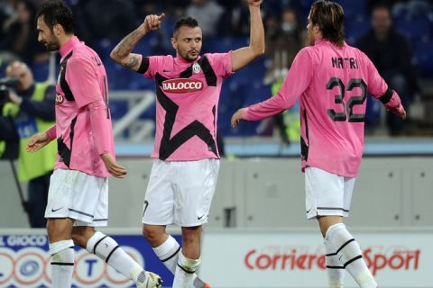 Juventus' Simone Pepe (C) celebrates with teammates after scoring against Lazio during their Italian Serie A football match on November 26, 2011 at the Olympic stadium in Rome.         AFP PHOTO / VINCENZO PINTO (Photo credit should read VINCENZO PINTO/AFP/Getty Images)