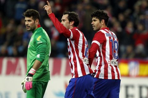 Partido de cuartos de final de la Copa del Rey entre el Atlético y el Athletic. En la imagen, el árbitro saca tarjeta amarilla a Diego Costa. First leg match of Spain King's Cup quearters final between Atlético and Athletic. In this picture, the referee shows the yellow card to Diego Costa.