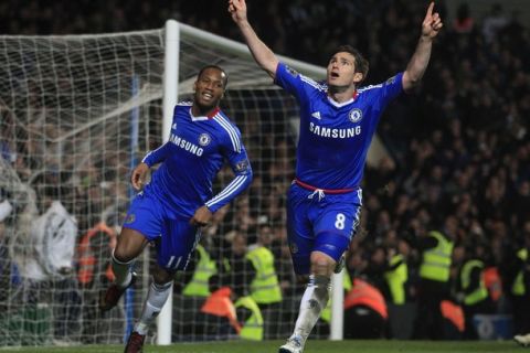 Chelsea's Frank Lampard (R) celebrates after scoring a penalty against Manchester United during their English Premier League soccer match at Stamford Bridge in London March 1, 2011 .  REUTERS/Eddie Keogh (BRITAIN - Tags: SPORT SOCCER) NO ONLINE/INTERNET USAGE WITHOUT A LICENCE FROM THE FOOTBALL DATA CO LTD. FOR LICENCE ENQUIRIES PLEASE TELEPHONE ++44 (0) 207 864 9000