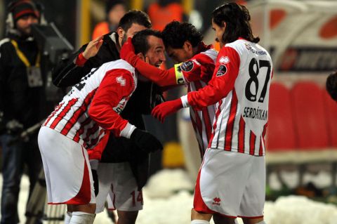 SPOR TOTO SUPER LIG'DE SAMSUNSPOR EVINDE FENERBAHCE'YI AGIRLADI. SAMSUNSPORLU OYUNCULARIN GOL SEVINCI.  (ANADOLU AJANSI - OMER ERSOY) (20120202)